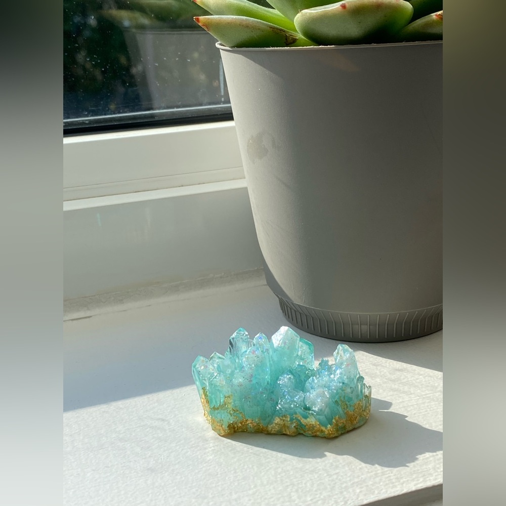 House decoration ~ Frozen light blue crystal cluster with gold flakes 💙🤍